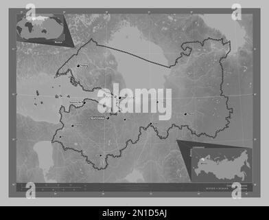 Leningrad, région de Russie. Carte d'altitude en niveaux de gris avec lacs et rivières. Lieux et noms des principales villes de la région. Emplacement auxiliaire d'angle Banque D'Images