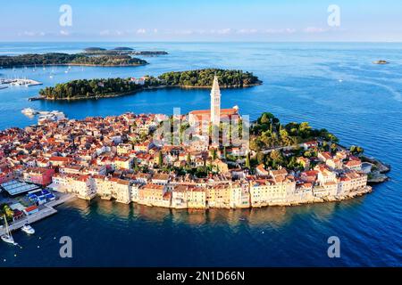 Rovinj, Croatie. Vue aérienne de la ville sur la côte ouest de la péninsule d'Istrie. Banque D'Images