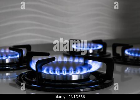 Table de cuisson au gaz moderne avec flammes bleues dans la cuisine Banque D'Images