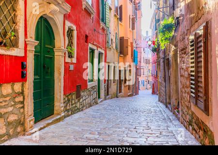 Rovinj, Croatie. Rue pavée à l'intérieur de la vieille ville. Istrie. Banque D'Images