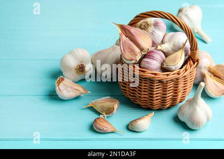 Bulbes et gousses d'ail frais non pelés sur une table en bois bleu clair. Produit biologique Banque D'Images