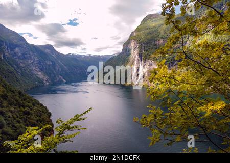 ein Wasserfall am Geiranger Fjord à Norwegen Banque D'Images