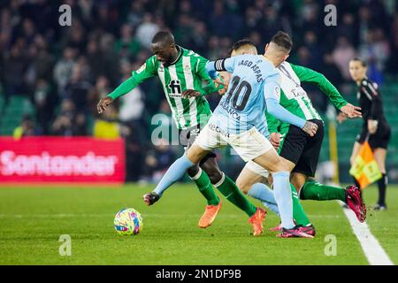 Youssouf Sabaly de Real Betis et Iago Aspas de RC Celta de Vigo pendant le championnat espagnol la Ligue match de football entre Real Betis et RC Celta de Vigo sur 4 février 2023 au stade Benito Villamarin à Séville, Espagne - photo: Joaquin Corchero/DPPI/LiveMedia Banque D'Images