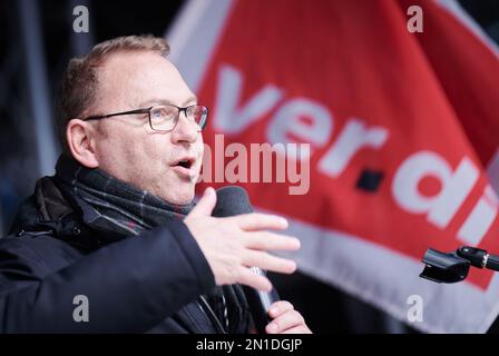 Berlin, Allemagne. 06th févr. 2023. Frank Werneke, Président de Ver.di, s'adresse sur scène aux manifestants devant le siège fédéral de Ver.di sur le Schilingbrücke. Ils exigent 15 pour cent de plus de salaire pour les travailleurs postaux. Credit: Annette Riedl/dpa/Alay Live News Banque D'Images