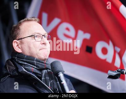 Berlin, Allemagne. 06th févr. 2023. Frank Werneke, Président de Ver.di, s'adresse sur scène aux manifestants devant le siège fédéral de Ver.di sur le Schilingbrücke. Ils exigent 15 pour cent de plus de salaire pour les travailleurs postaux. Credit: Annette Riedl/dpa/Alay Live News Banque D'Images