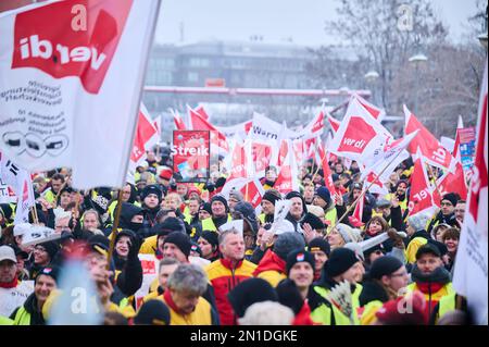 Berlin, Allemagne. 06th févr. 2023. Les manifestants se tiennent devant le siège fédéral de Ver.di, sur le pont Schilingbrücke. Ils exigent 15 pour cent de plus de salaire pour les travailleurs postaux. Credit: Annette Riedl/dpa/Alay Live News Banque D'Images