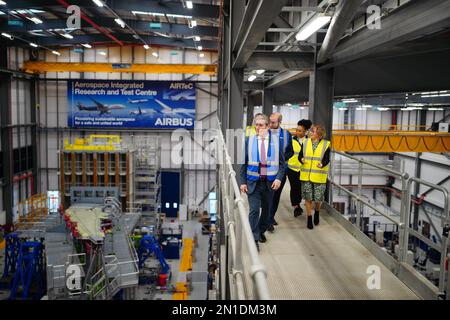 Sir Keir Starmer (à gauche), le leader du travail, et Jonathan Reynolds, le secrétaire d'entreprise fantôme du Parti travailliste (dans le centre bleu des vestes de haute visibilité), marchent avec Sue Partridge (à droite), la tête du site de Filton, sur un portique pour voir les essais des ailes de l'avion, lors d'une visite à Airbus, Le Centre intégré de recherche et d'essais aérospatiaux (Airtec) de Filton, Bristol. Date de la photo: Lundi 6 février 2023. Banque D'Images