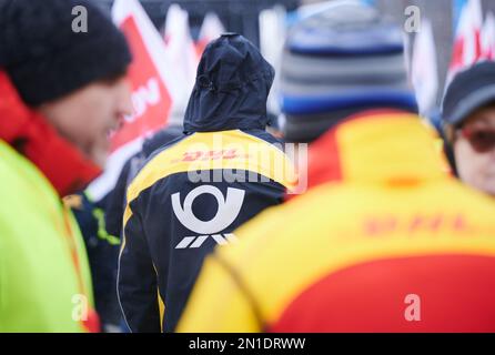 Berlin, Allemagne. 06th févr. 2023. Les logos de la poste et de DHL sont sur les vestes des manifestants de Deutsche Post, qui frappent devant le siège fédéral de Ver.di sur le Schilingbrücke. Ils exigent 15 pour cent de plus de salaire pour les travailleurs postaux. Credit: Annette Riedl/dpa/Alay Live News Banque D'Images