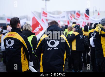 Berlin, Allemagne. 06th févr. 2023. Le logo de la poste se trouve sur les vestes des manifestants de la Deutsche Post qui sont en grève devant le siège fédéral de Ver.di sur le Schilingbrücke. Ils exigent 15 pour cent de plus de salaire pour les travailleurs postaux. Credit: Annette Riedl/dpa/Alay Live News Banque D'Images