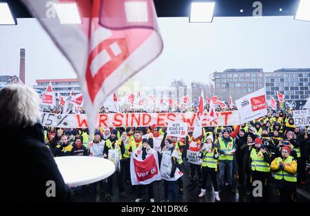 Berlin, Allemagne. 06th févr. 2023. '15% on vaut la peine' est écrit sur la bannière tenue par les manifestants devant le siège fédéral de Ver.di sur le Schilingbrücke. Ils exigent 15 pour cent de plus de salaire pour les travailleurs postaux. Credit: Annette Riedl/dpa/Alay Live News Banque D'Images