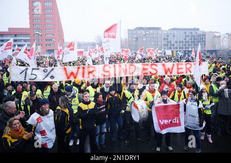 Berlin, Allemagne. 06th févr. 2023. '15% on vaut la peine' est écrit sur la bannière tenue par les manifestants devant le siège fédéral de Ver.di sur le Schilingbrücke. Ils exigent 15 pour cent de plus de salaire pour les travailleurs postaux. Credit: Annette Riedl/dpa/Alay Live News Banque D'Images