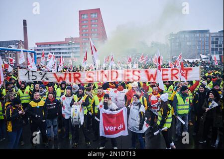 Berlin, Allemagne. 06th févr. 2023. '15% on vaut la peine' est écrit sur la bannière tenue par les manifestants devant le siège fédéral de Ver.di sur le Schilingbrücke. Ils exigent 15 pour cent de plus de salaire pour les travailleurs postaux. Credit: Annette Riedl/dpa/Alay Live News Banque D'Images