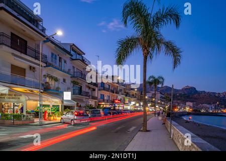 Vue sur la promenade de Giardini-Naxos au crépuscule, province de Messine, Sicile, Italie, Méditerranée, Europe Banque D'Images