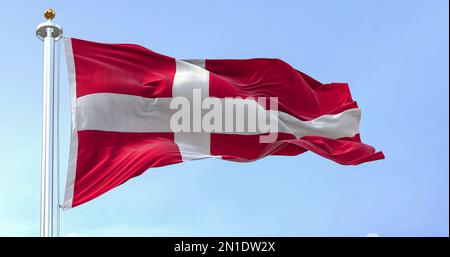 Drapeau national du Danemark agitant dans le vent par temps clair. Le Royaume du Danemark est un pays nordique d'Europe du Nord. Tissu de fluttering. 3d illustrateur Banque D'Images