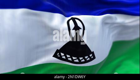 Détail du drapeau national du Lesotho. Bleu horizontal, blanc et vert avec un mokorotlo noir au centre. Tissu ondulé. Fond texturé Banque D'Images