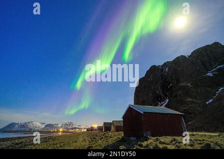 Clair de lune au-dessus du village de pêcheurs d'Eggum sous les aurores boréales (aurores boréales), Vestvagoy, comté de Nordland, îles Lofoten, Norvège Banque D'Images