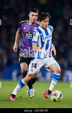 Takefusa Kubo de Real Sociedad concurrence pour le ballon avec Lucas Olaza de Real Valladolid CF pendant le championnat espagnol la Ligue football match entre Real Sociedad et Real Valladolid CF sur 5 février 2023 à Reale Arena à San Sebastian, Espagne - photo: Ricardo Larreina/DPPI/LiveMedia Banque D'Images