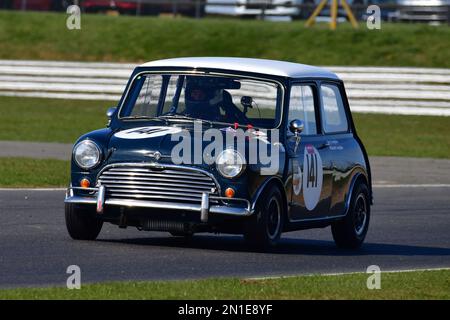 Richard Longdon, Rory Longdon, Austin Mini Cooper S, Adams et page Swinging Sixties, Groupe 1, une course de quarante minutes avec l'option d'un second pilote, Banque D'Images