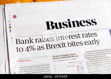 "La Banque augmente les taux d'intérêt à 4% alors que le Brexit mord tôt" le journal Guardian titre Section des affaires de la Banque d'Angleterre article février 2023 Londres Royaume-Uni Banque D'Images