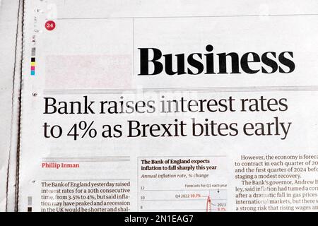 "La Banque augmente les taux d'intérêt à 4% alors que le Brexit mord tôt" le journal Guardian titre Section des affaires de la Banque d'Angleterre article février 2023 Londres Royaume-Uni Banque D'Images