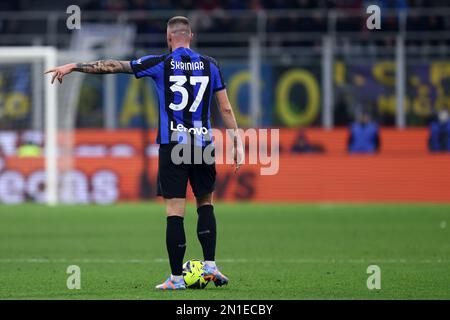 Milan Skriniar du FC Internazionale gestes pendant la série Un match entre le FC Internazionale et l'AC Milan au Stadio Giuseppe Meazza sur 5 février 2023 à Milan Italie . Banque D'Images