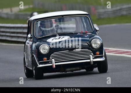 Richard Longdon, Rory Longdon, Austin Mini Cooper S, Adams et page Swinging Sixties, Groupe 1, une course de quarante minutes avec l'option d'un second pilote, Banque D'Images