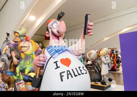 Valence, Espagne. 04th févr. 2023. Une Fla Ninot d'un touriste prenant un selfie vu lors de la cérémonie d'ouverture de l'exposition Ninot 2023 à Valence. L'exposition Ninot 2023 est la plus grande exposition d'art éphémère au monde, installée dans le Museu des Ciencies, situé dans le Ciutat des Arts i les Ciencies de Valence. Crédit : SOPA Images Limited/Alamy Live News Banque D'Images