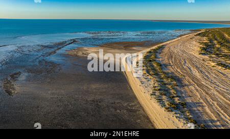 Antenne des stromatolites de Hamelin Pool, Shark Bay, site classé au patrimoine mondial de l'UNESCO, Australie occidentale, Australie, Pacifique Banque D'Images