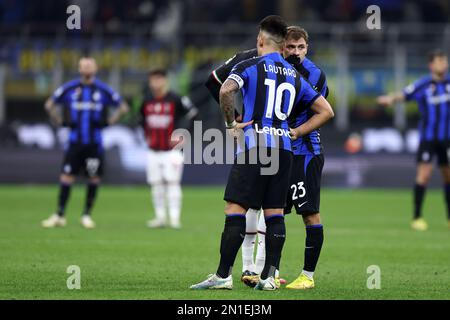 Milan, Italie. 05th févr. 2023. Lautaro Martinez du FC Internazionale parle avec Nicolo Barella du FC Internazionale pendant la série Un match entre le FC Internazionale et l'AC Milan au Stadio Giuseppe Meazza sur 5 février 2023 à Milan Italie . Credit: Marco Canoniero / Alamy Live News Banque D'Images