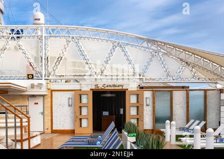 Bateau de croisière Regal Princess, terrasse Spa avec le Sanctuaire, amarré au port de Messine, Sicile - novembre 2022 Banque D'Images