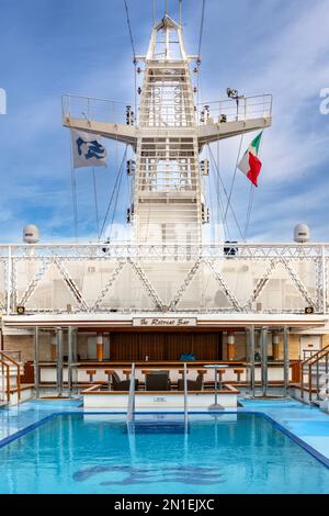 Bateau de croisière Regal Princess, terrasse Spa avec le Sanctuaire, amarré au port de Messine, Sicile - novembre 2022 Banque D'Images