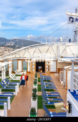 Bateau de croisière Regal Princess, terrasse Spa avec le Sanctuaire, amarré au port de Messine, Sicile - novembre 2022 Banque D'Images