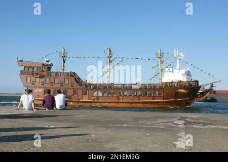 bateau en bois pirate au port du quai Banque D'Images