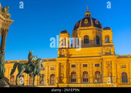 Monument Maria Theresia et Musée d'Histoire naturelle au crépuscule, Vienne, Autriche, Europe Banque D'Images