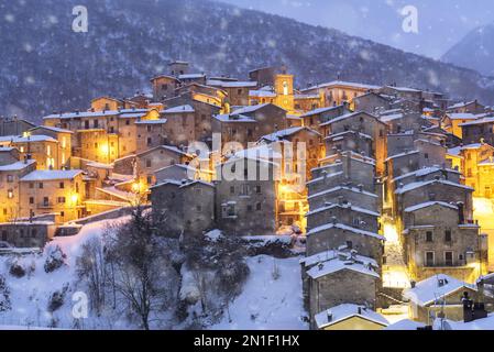 Le village médiéval illuminé de Scanno sous la neige, parc national des Abruzzes, province de l'Aquila, Abruzzes, Italie, Europe Banque D'Images