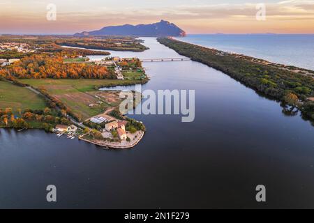 Vue aérienne du lac et de la montagne de Sabaudia, Parc national de Circeo, Sabaudia, appartements pontins, province de Latina, Latium (Latium), Italie, Europe Banque D'Images