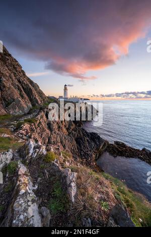 Vue au lever du soleil sur le phare de Douglas Head, Douglas, Île de Man, Europe Banque D'Images