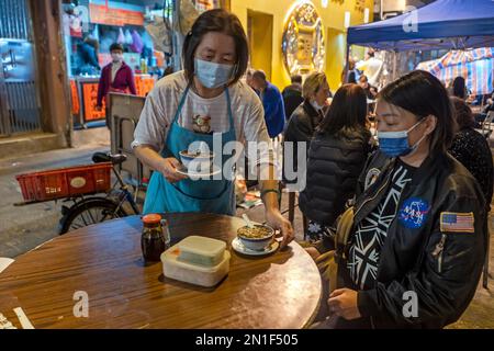 Hong Kong - Soup de serpent servi dans un restaurant en plein air à Yau Ma Tei - décembre 2022 Banque D'Images