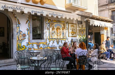 Les gens assis à l'extérieur de Bam Bar, Taormina, Sicile manger et boire Banque D'Images