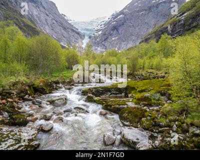 Ruisseau de la fusion du glacier de Briksdal, l'une des armes les plus connues du glacier de Jostedalsbreen, Vestland, Norvège, Scandinavie, Europe Banque D'Images