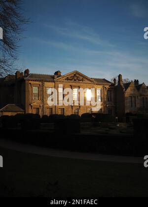 En fin d'après-midi, la lumière du soleil d'hiver brille sur l'extérieur du bâtiment historique de l'abbaye de Coombe à Coventry, au Royaume-Uni, et se glinting au-dessus des fenêtres Banque D'Images