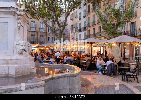 Les personnes qui mangent et boivent dans un café en plein air, Aix-en-Provence, Bouches-du-Rhône, Provence-Alpes-Côte d'Azur, France, Europe de l'Ouest Banque D'Images