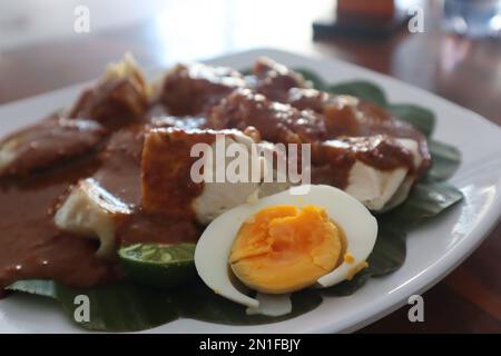 Le Gado-gado est une salade de légumes au mélange indonésien servie avec de la sauce aux arachides Banque D'Images