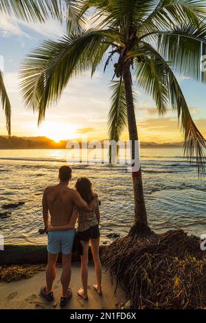 Playa Negra au coucher du soleil, Puerto Viejo de Talamanca, Caraïbes, Costa Rica, Amérique centrale Banque D'Images