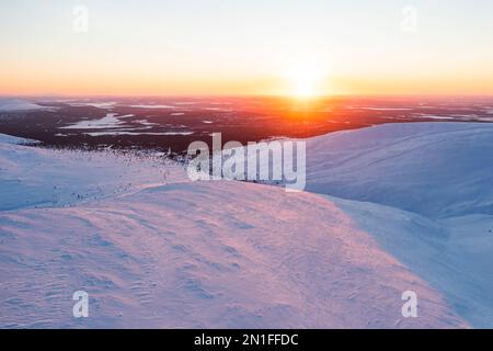 Montagnes majestueuses couvertes de neige au coucher du soleil, parc national de Pallas-Yllastunturi, Muonio, Laponie, Finlande, Europe Banque D'Images