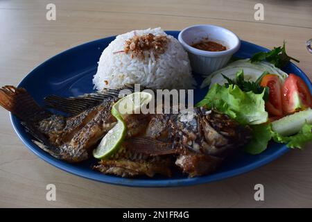 Délicieux tilapia frit avec du riz blanc servi sur la table Banque D'Images