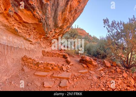 Ruines indiennes anciennes sous Fay Arch dans Fay Canyon à Sedona, Arizona, États-Unis d'Amérique, Amérique du Nord Banque D'Images