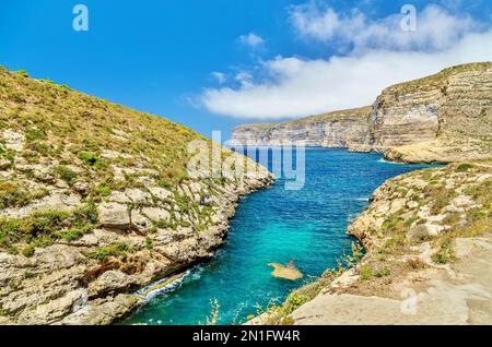 Les falaises de Xlendi, Gozo occidental, République de Malte, Méditerranée, Europe Banque D'Images