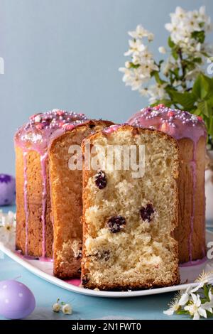 Gâteau de Pâques avec fente sur fond bleu. Carte de Pâques Still Banque D'Images