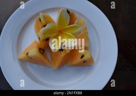 morceaux de pastèque jaune sur une assiette blanche Banque D'Images